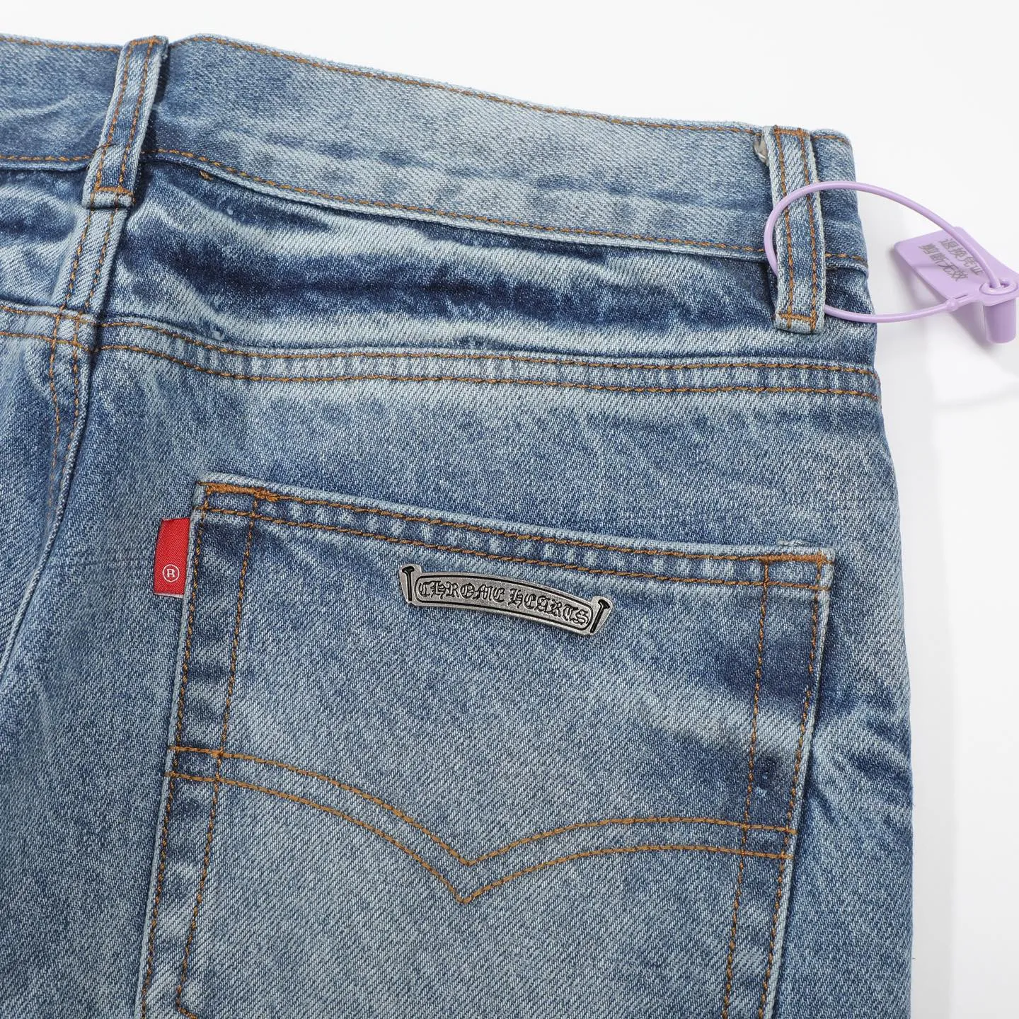 P270 Chrome Hearts CH Cross embroidered distressed jeans Top ceiling quality 100% version correct version is coming!  Believe me this must be the best quality you will ever come across! ! Excellent value for money! !  Styles with different washes and textures are very friendly to people with thin legs and thick legs. The straight version is very flattering to the shape of the legs. The moderate length is timeless and easy to match. It is the basis of various styles and a must-have in the wardrobe! ! Add a little stacking to easily control this year's popular clean fit fabric. The fabric is stiff but the upper body is soft without losing texture. The sides and cuffs of some styles have a bone-wash effect. It's really hard not to love it! The outfit effect is immediate! ✅Correctly customize the Croxin metal leather label on the back panel. It is not sold directly with the cross on the finished jeans. 1:1 copying strives for excellence and the details are perfectly grasped. ✅The cross leather label is clear and smooth. Exquisite turning top craftsmanship. ✅Buttons, zippers and hardware are all customized versions of the Croxin LOGO. ✅High-cost washing process. Size: 28 30 32 34 36 (5 sizes)